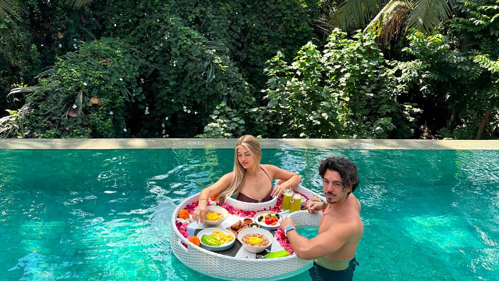 Floating breakfast