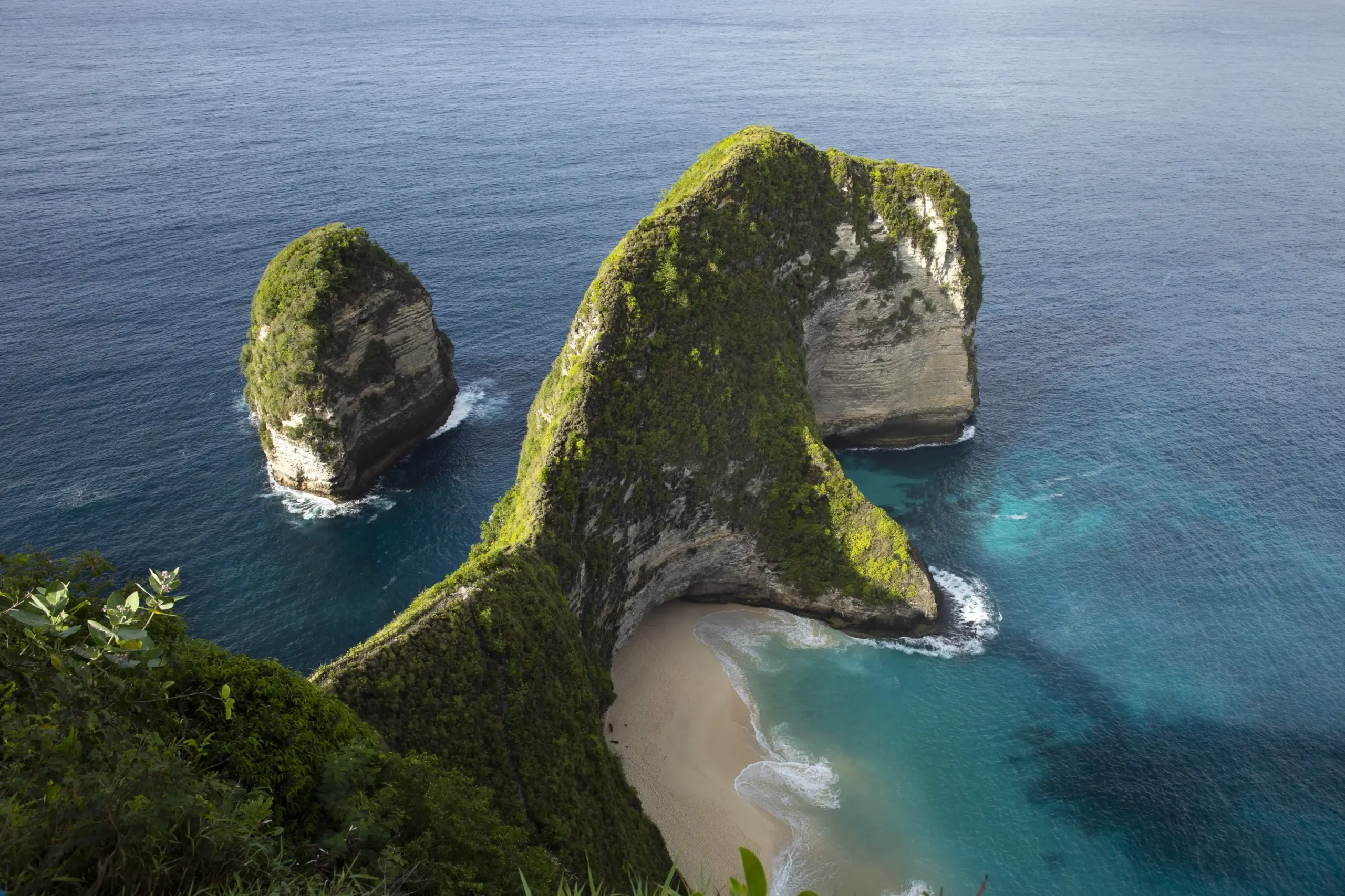 KELINGKING BEACH